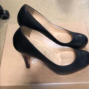 Black Louboutin pumps’
